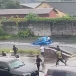 “Nature’s fury knows no bounds: Witness the relentless power of heavy rain as it sweeps away vehicle in its path.”