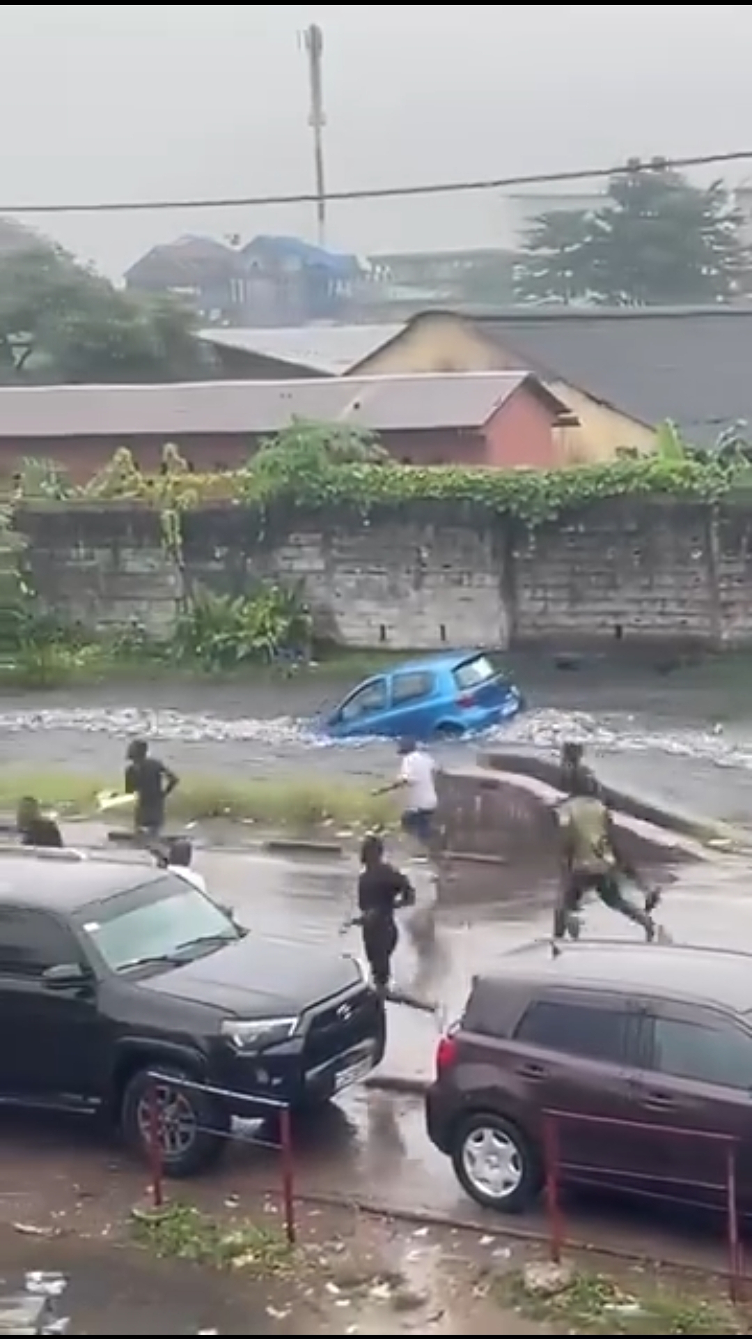 “Nature’s fury knows no bounds: Witness the relentless power of heavy rain as it sweeps away vehicle in its path.”