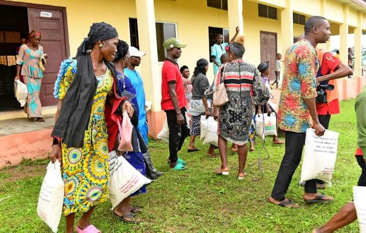 5000 FREE FOOD BENEFICIARIES IN ETIM-EKPO POUR ENCOMIUMS ON GOV ENO