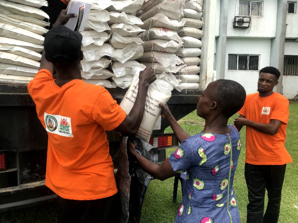 FREE FOOD DISTRIBUTION: INI PEOPLE APPRECIATE GOV UMO ENO’S HUMANITARIAN DISPOSITION