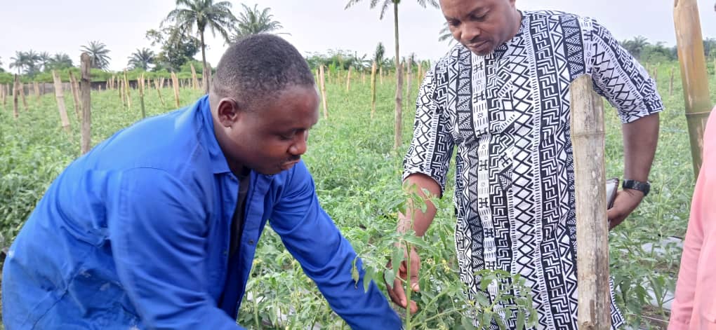 ITU COUNCIL BOSS VISITS ANTIA’S FARM, DONATES INPUTS