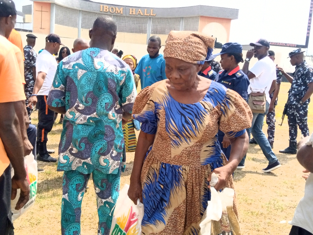  VULNERABLES IN UYO LGA  RECEIVE GOV UMO ENO’S FREE FOOD* 